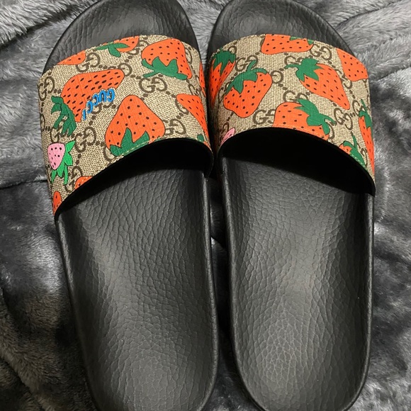 gucci flip flops strawberry